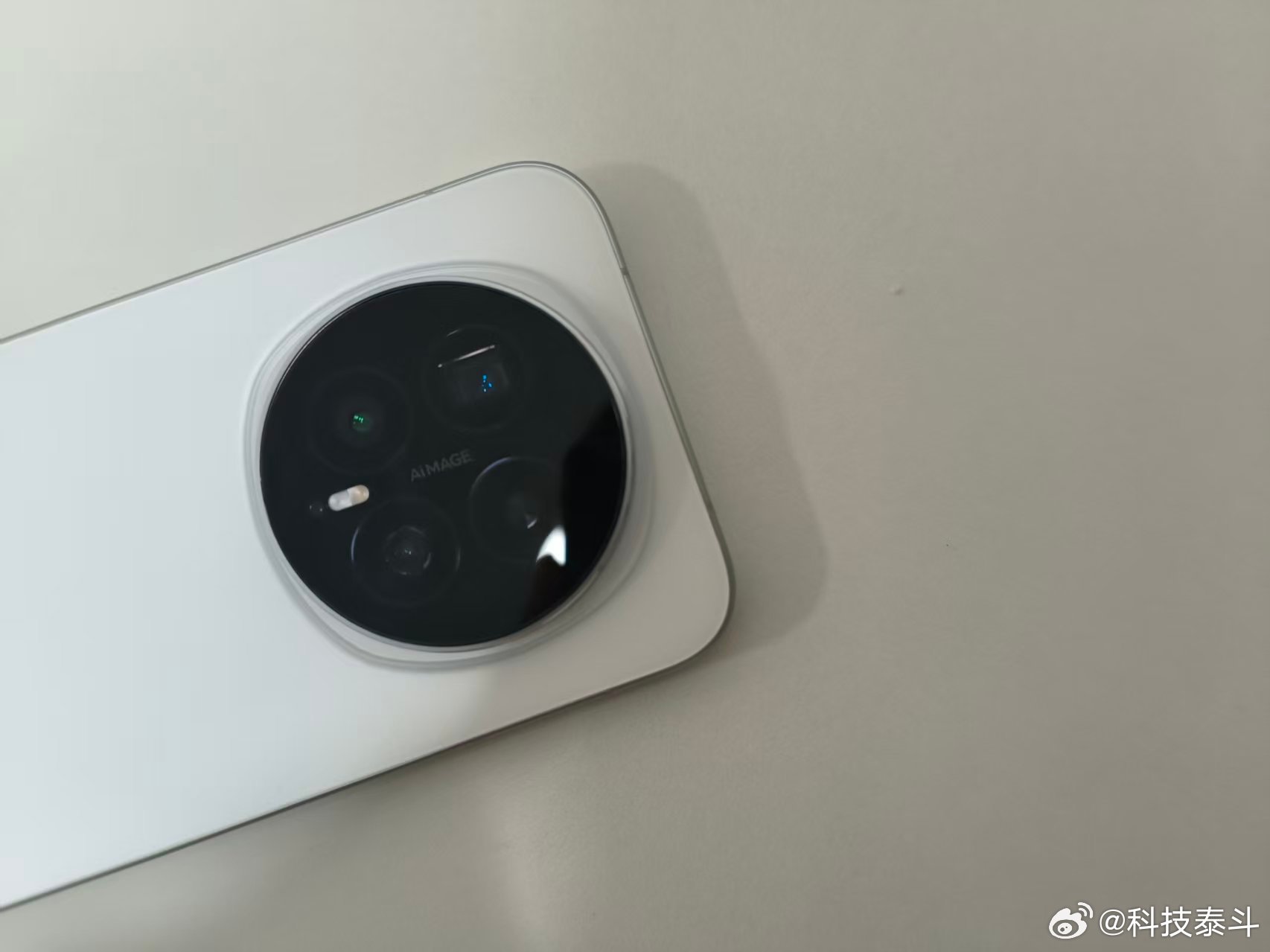 用久了手机才发现，什么参数啊跑分啊，终究不如每天用着顺手来得实在。系统要是丝滑，