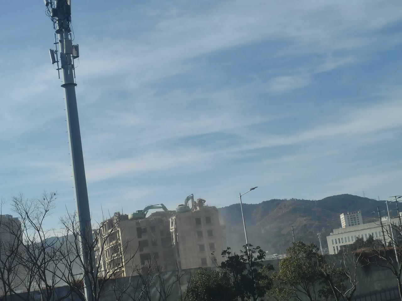 马街这边的这个曾经烂尾多年的项目迎来新生这几天正在进行拆除，还把挖掘机都抬上去