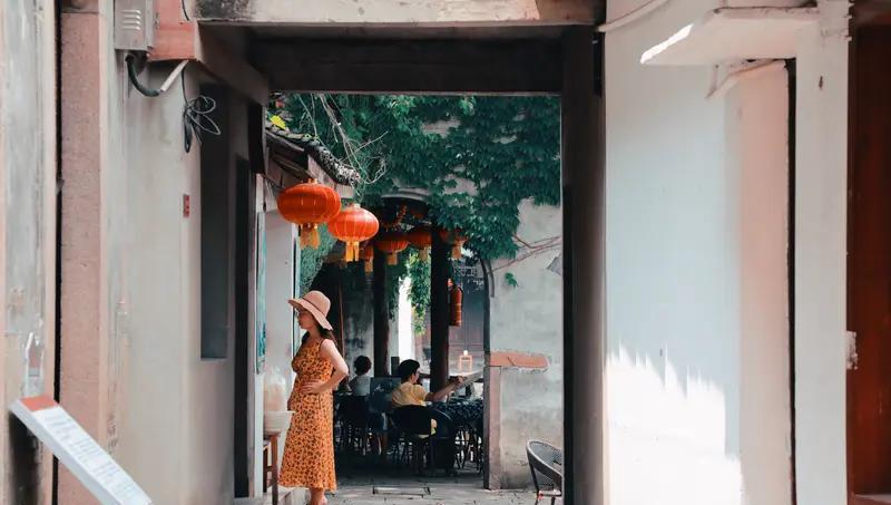 别信网上的“甄士强”，这名字根本不存在。剧组没他，片尾没他，豆瓣没他，连导演的