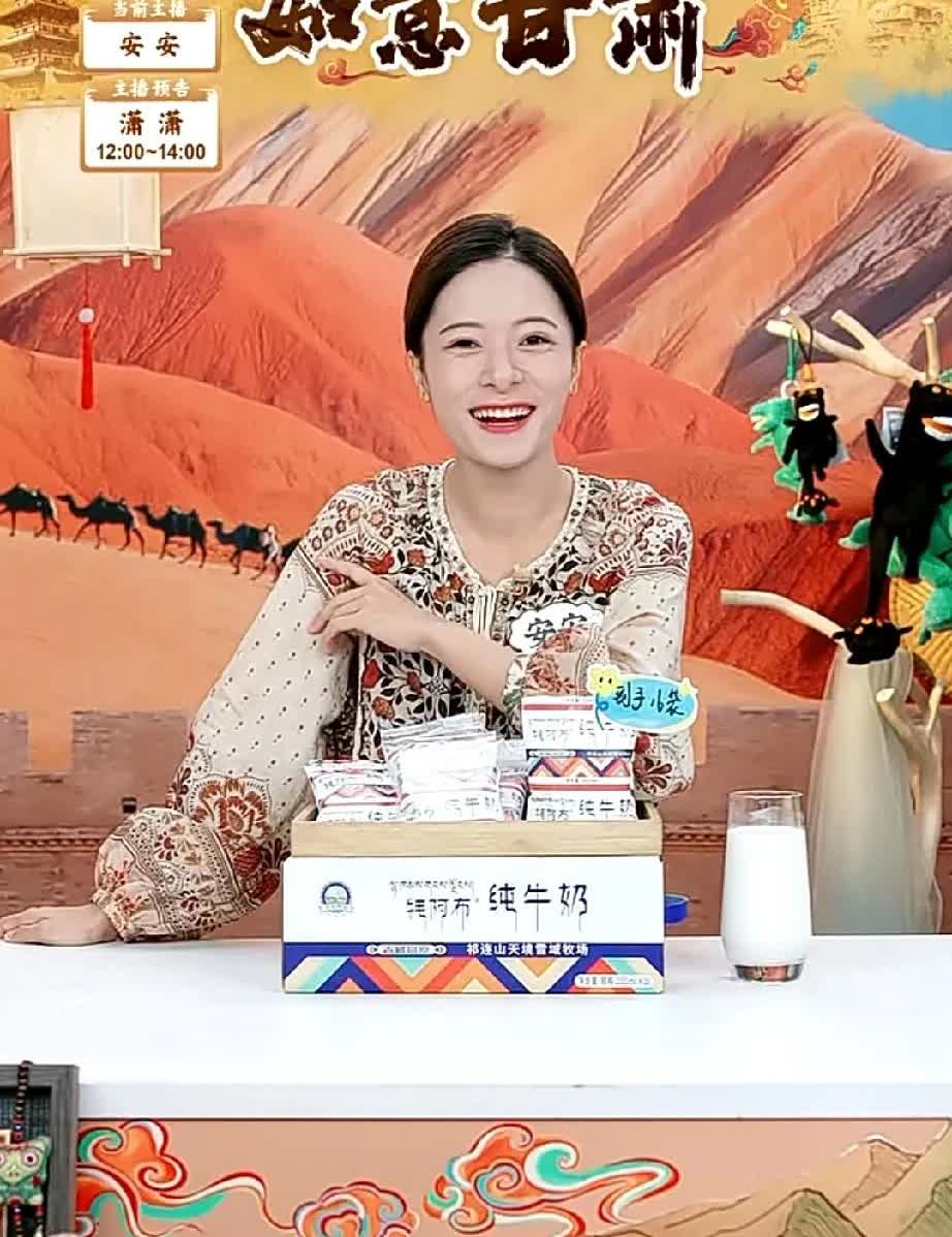 安安太会说话了，这情商杠杠的。有网友问:小安安抢到包了吗？安安笑着说:唉