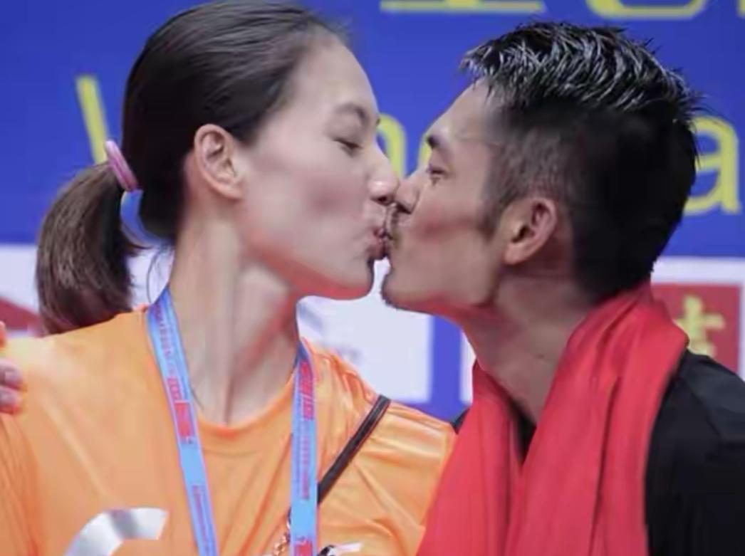 当年，羽毛球国手林丹初露锋芒，勇夺羽毛球男子单打世界冠军。兴奋之际，众目睽睽之下