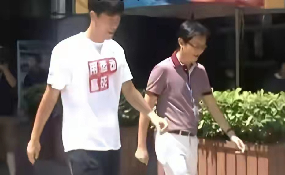 当年，刘翔到访腾讯园区，马化腾全程陪同参观，那时候的两人都是精神小伙。​​​