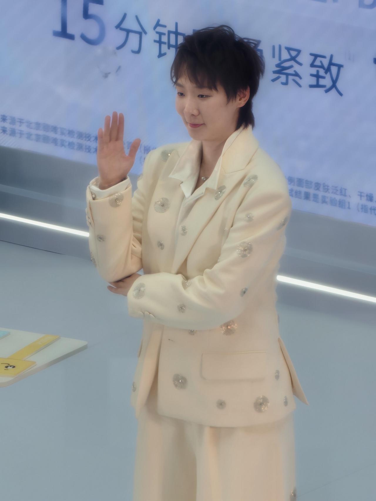 谁这么可爱，看着真的好舒服，王曼昱参加品牌方活动，性格还是很温顺的！曼昱真的很