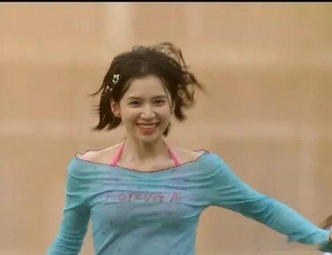 感觉张婧仪挺适合短发造型的，很有辨识度