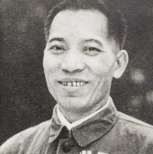 1979年，我军被越方大型炮台挡住去路，屡攻不克损失惨重，危急关头一位老工人挺身
