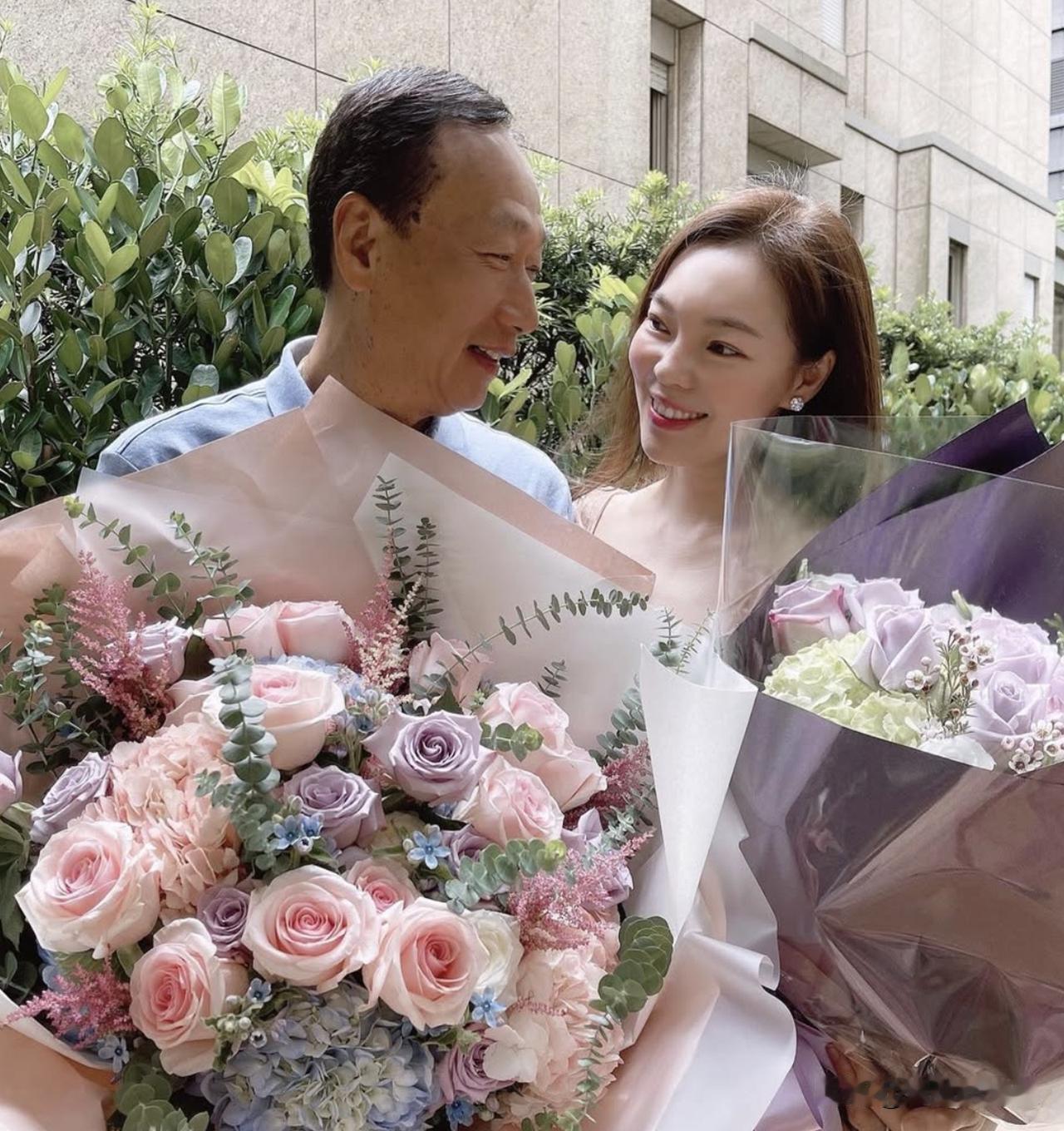 鸿海集团前董事长郭台铭爆出在高尔夫球场上与一位姓谢的女士秘密来往约一年，妻子曾馨
