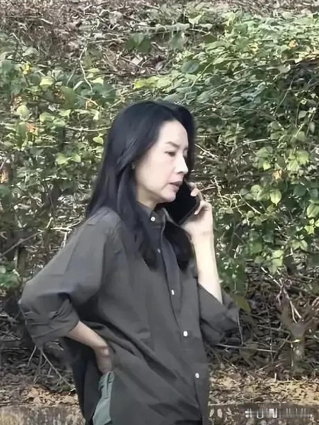 网友在路边偶遇一位眼熟的人在打电话