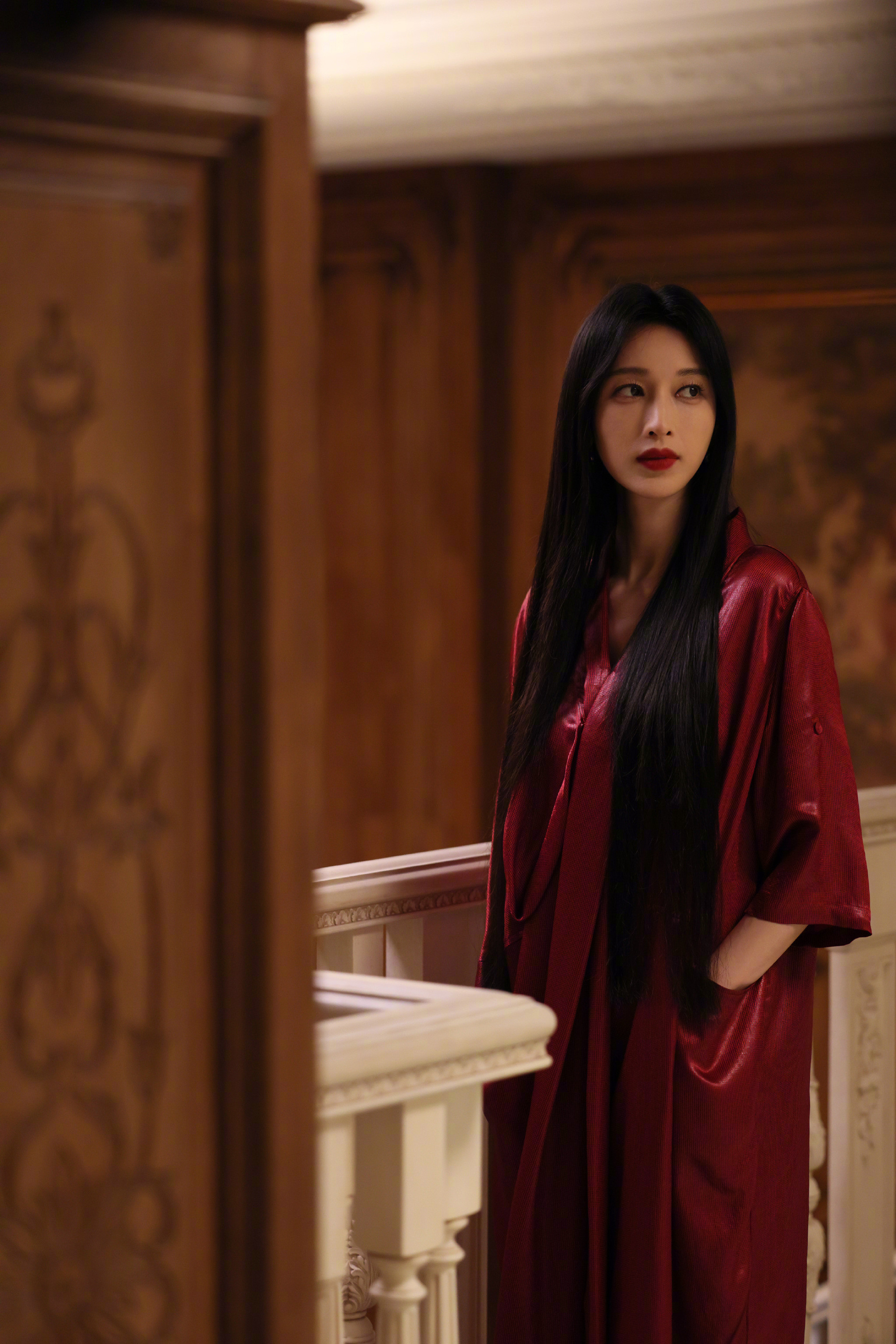 被张俪的血囊手机壳笑不活了！现场发问“现在这么火吗”，一脸无辜的样子，完全忘了自