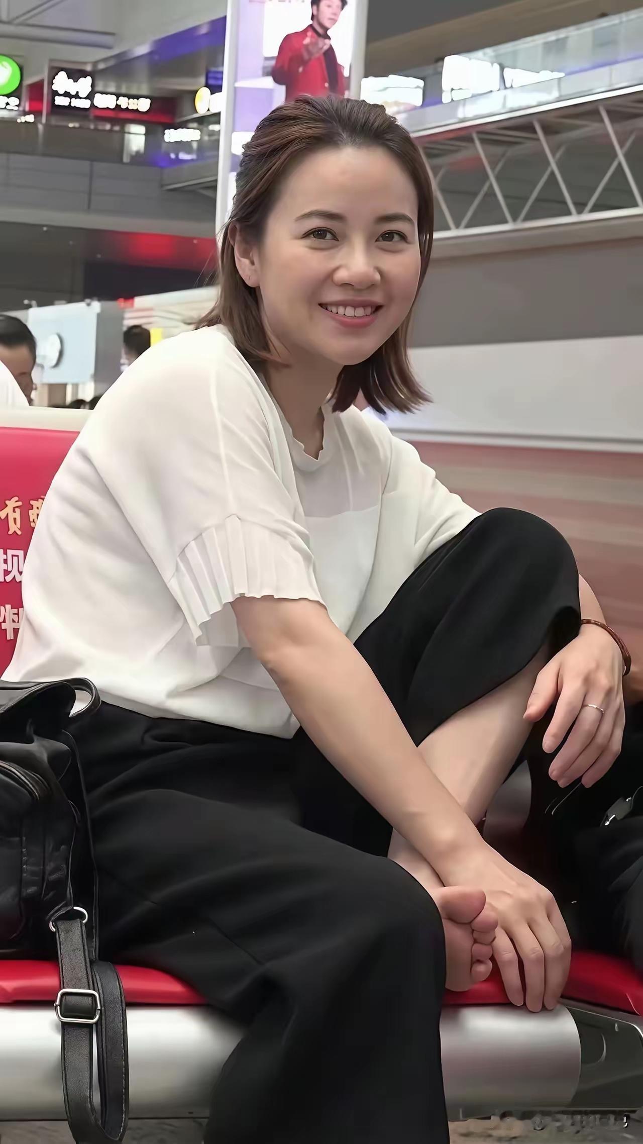 这么漂亮，竟然是抠脚大汉