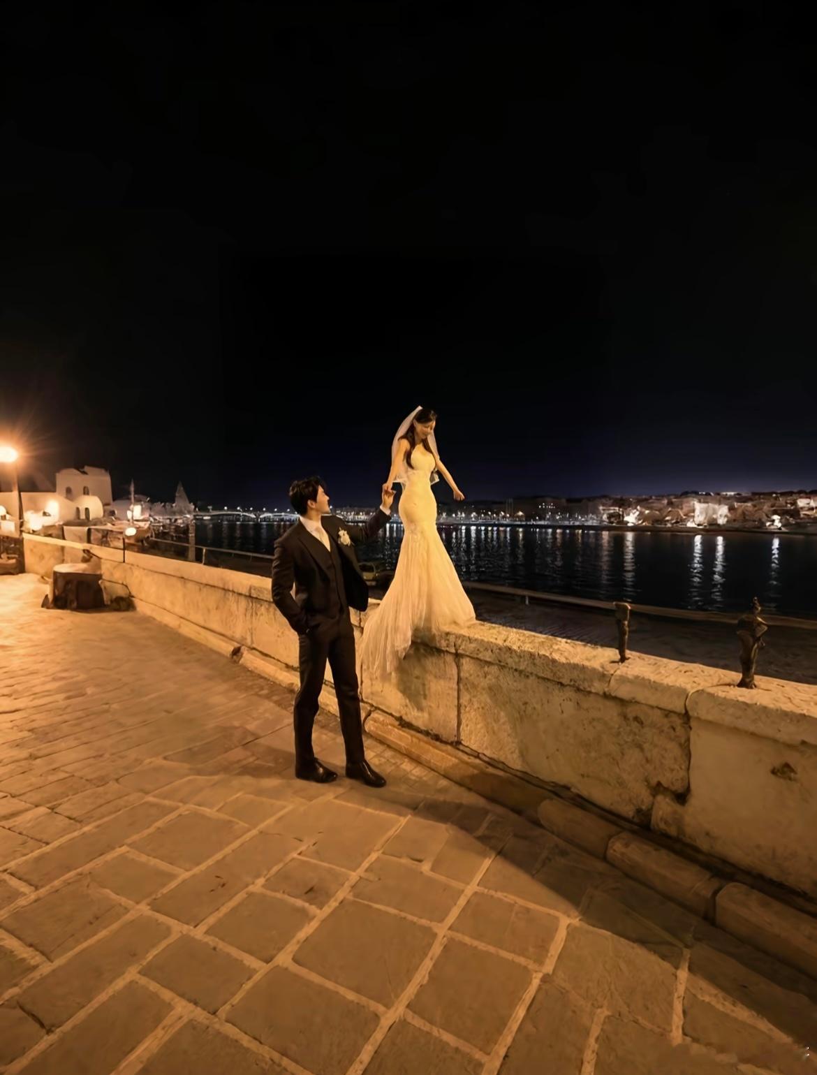 那天晚上和心爱的女人拍婚纱照​​​