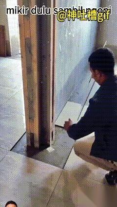 他拿起锯子，对着门框下手了。旁边那块裁好的地板，形状完美，尺寸精准，但就是死活