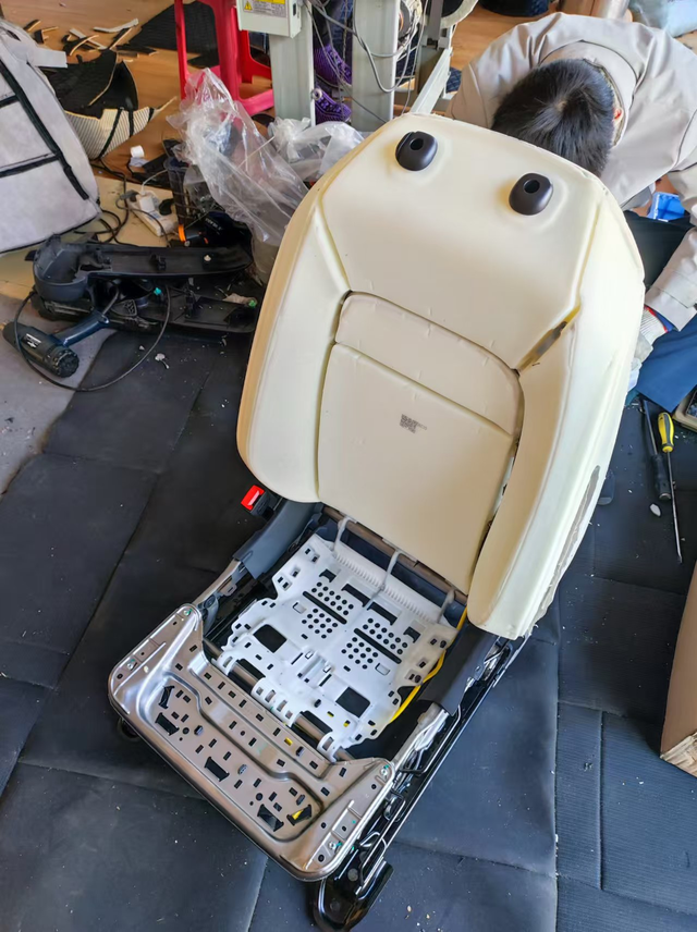 十一代思域加装皮座椅织物座椅感觉不经脏，今天去装潢店加装皮座椅，超纤环保皮，皮