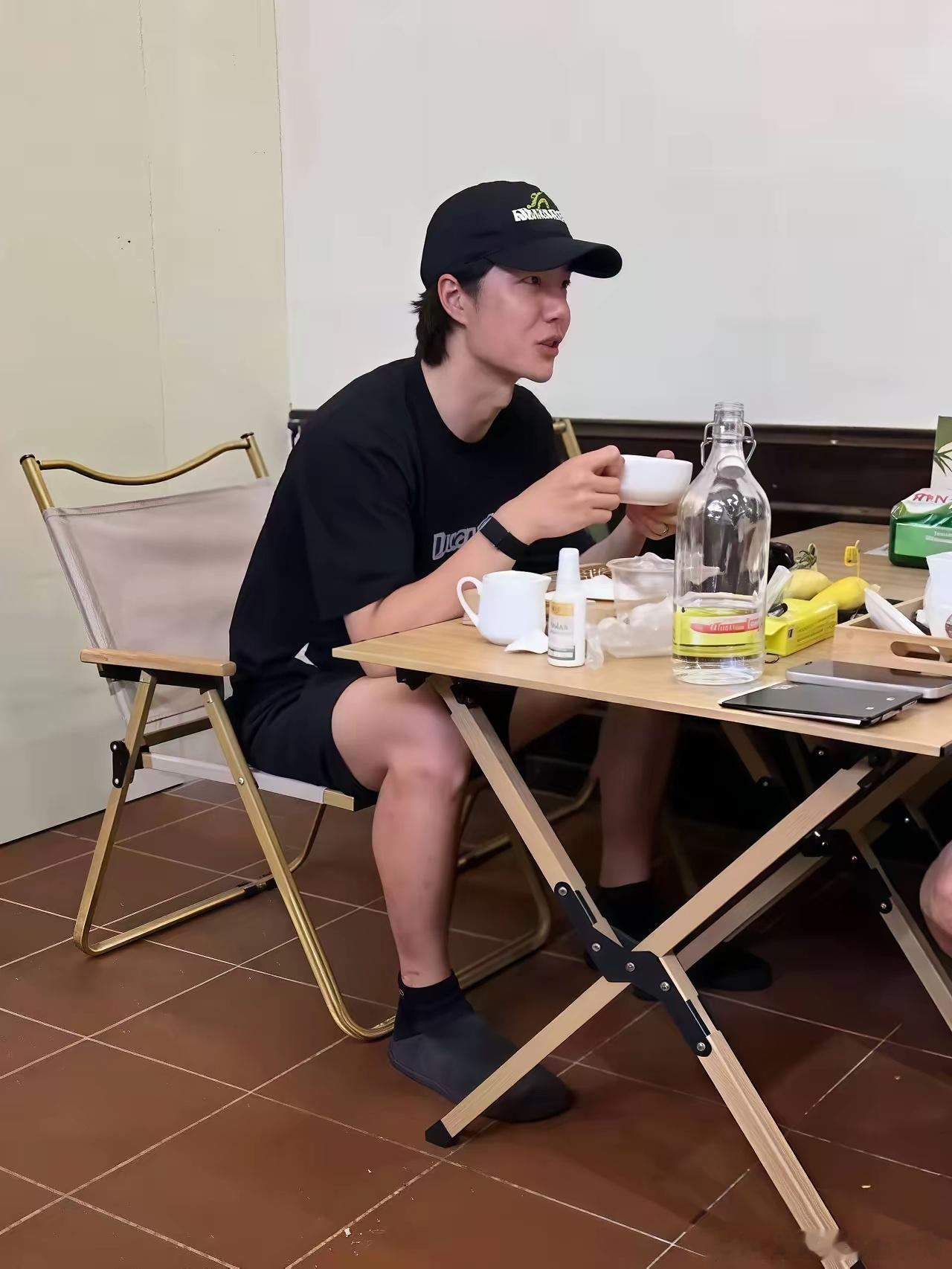王一博的格局很多人看不懂有人刻意对比嘲讽：肖战潜心筹备十周年演唱会、一票难求，王