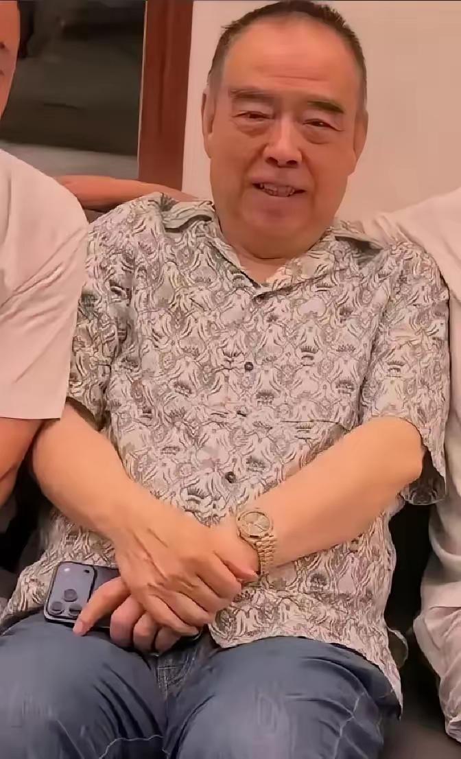 陈凯歌说，我现在老了，74了，平时就跟我老伴陈红在三亚住住。这边暖和，房子大，能
