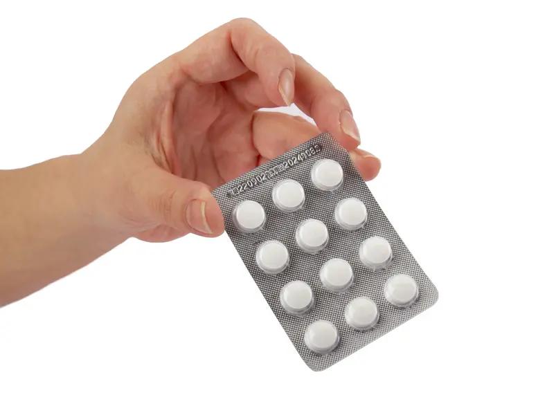 女生拔牙后自行吃止痛药，直接住进ICU！医生：这错误很多人天天犯拔一颗牙，