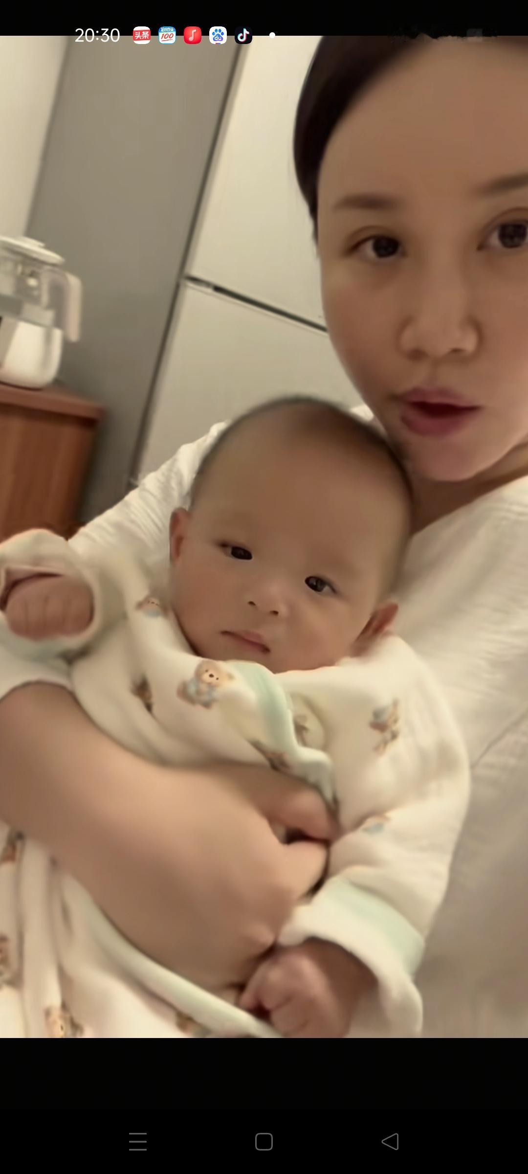 每次看到这样的事故发生，都特别的痛心，一个会被逗笑的小洛熙，如果没有这次去医院检