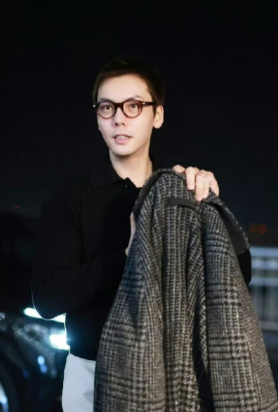 米兰时装周的出发路上，陈伟霆寸头造型帅得很突出，可惜大衣的穿法有点让人费解，核心