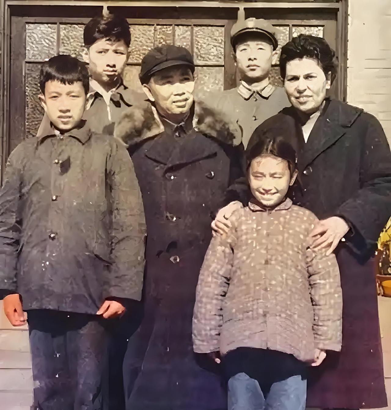 1960年刘亚楼将军的全家福，他的夫人是混血儿，名叫翟云英，是他第四任妻子。前面