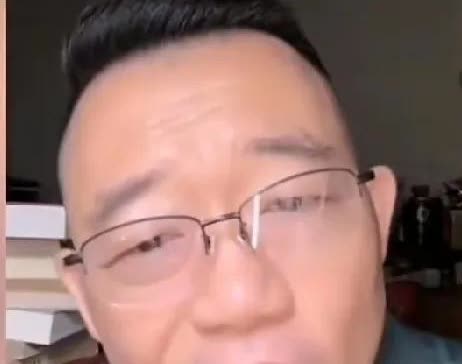 德云社怼神郑好曾暗讽郭德纲师哥陈寒柏这个老郭的死对头！郑好说：“你是不是缺干爹呀