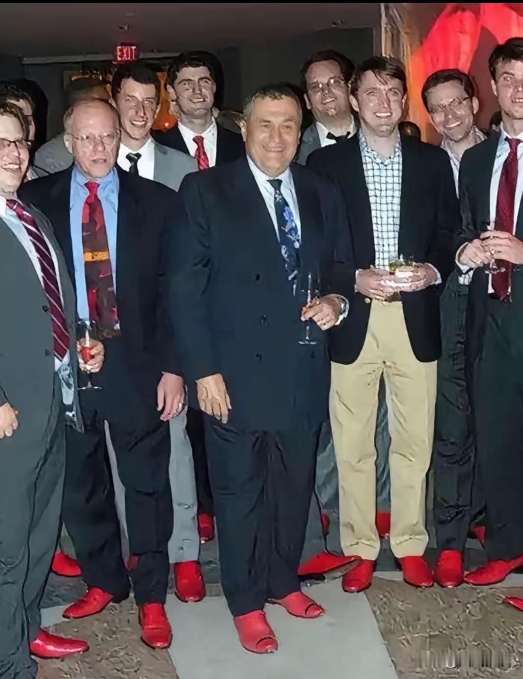 小时候读鲁迅先生的书，狂人日记里面有:吃人:也只是比喻旧社会制度。万万沒想到今天