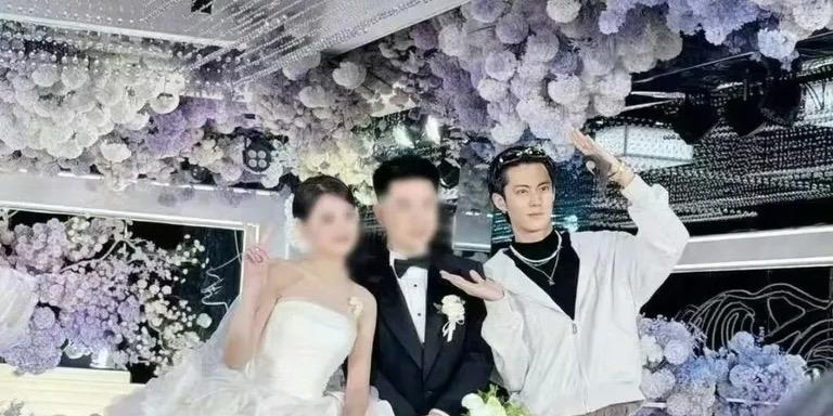 2025年10月28日，演员王鹤棣回到四川乐山，以素颜、休闲的状态参加发小婚礼，