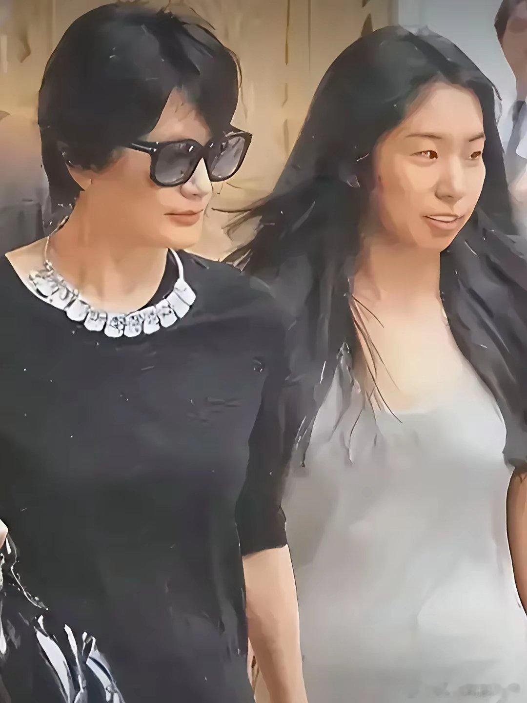 网友偶遇林青霞林和女儿逛街，林青霞女儿颜值很一般。​​​