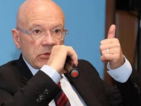 英国学者马丁·雅克在剑桥大学的演讲台上，突然扔下一句话，全场炸了：“美国犯了一个