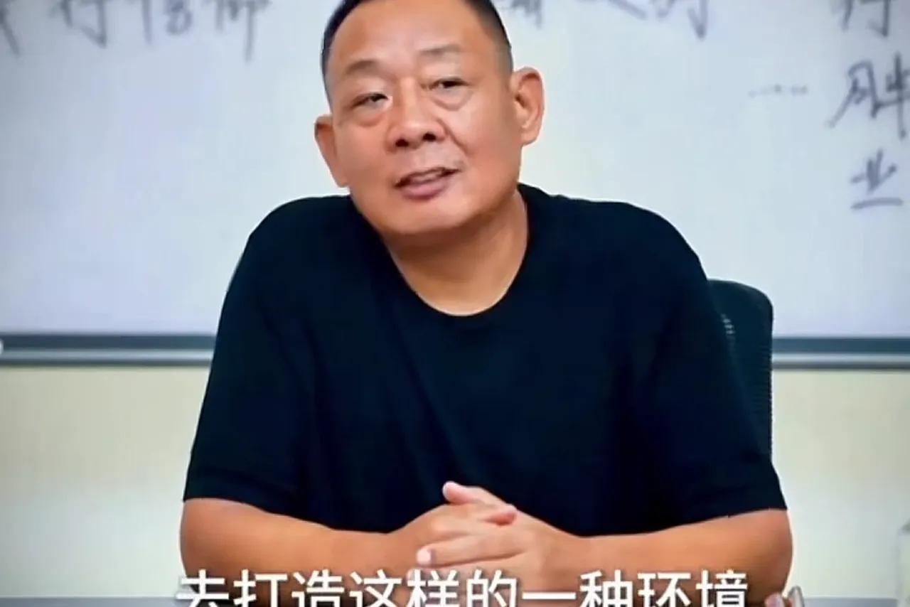 看惯了于东来在视频里的嬉皮笑脸，觉得身为老总，没个正形，心里便有些轻视，认为他的