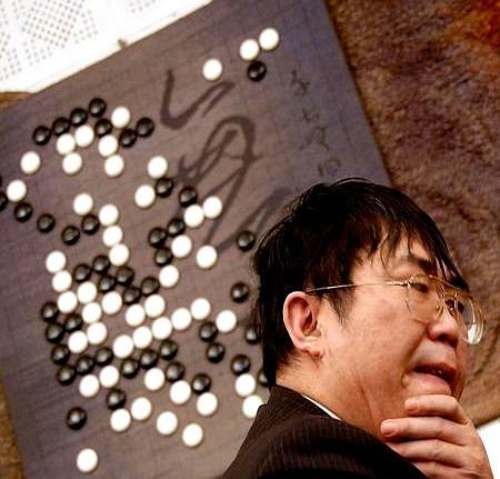 聂卫平，把日本围棋打到怀疑人生。1985到1989，他一人砍翻11位九段，