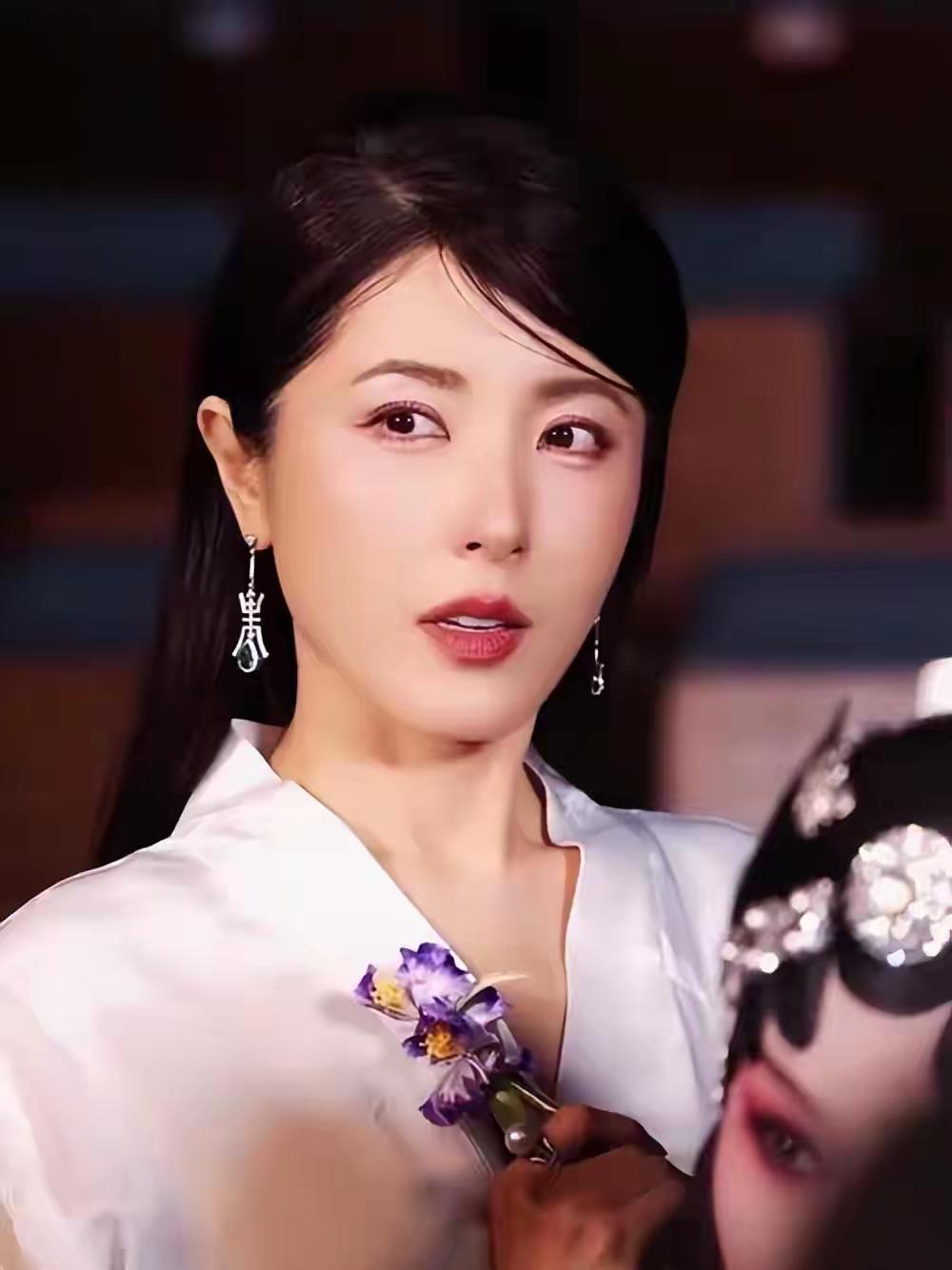 四十九岁的曾黎还是单身，也没有什么绯闻，曾黎可是当年班级的校花。须然事业不温不