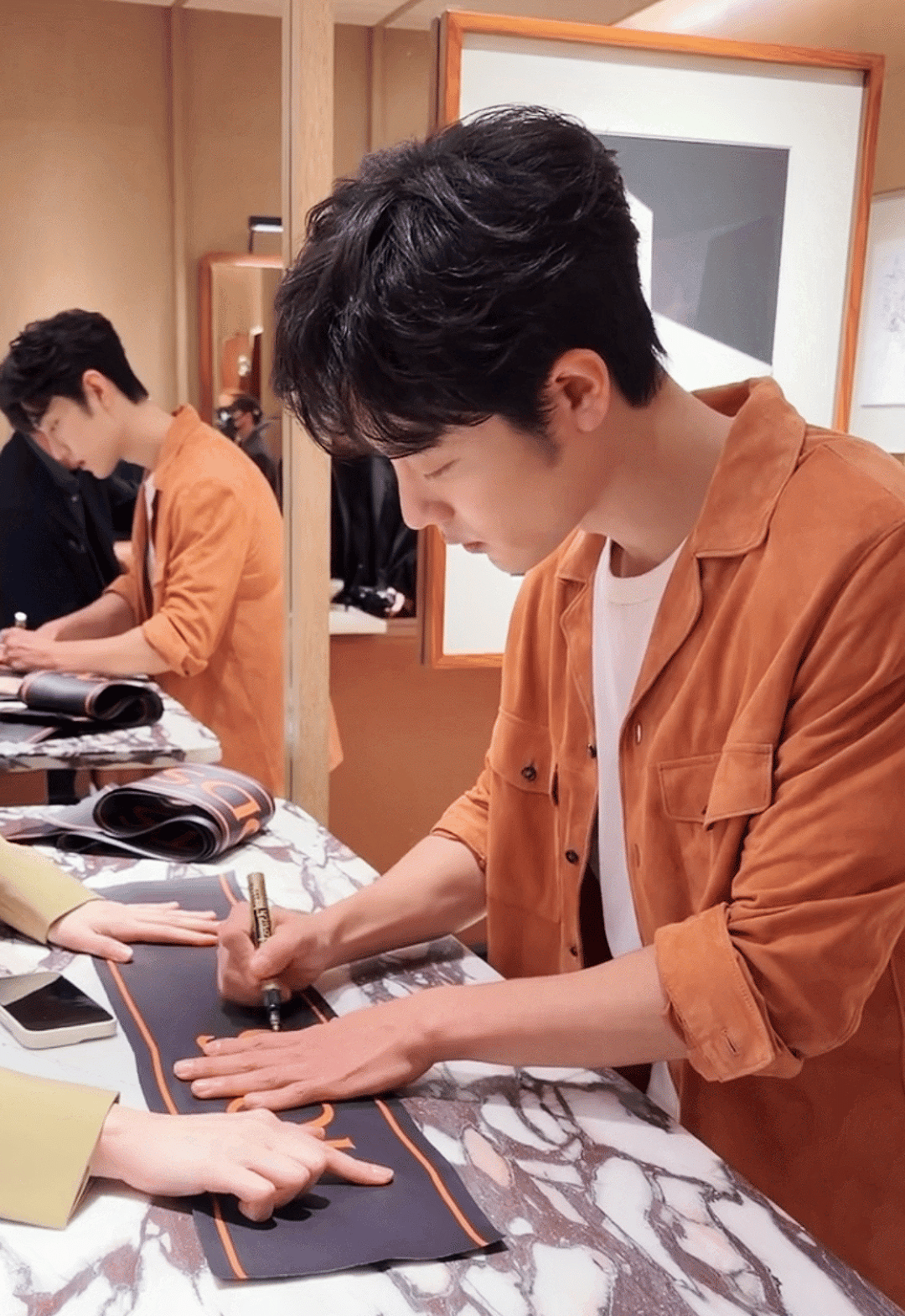 卧槽啊啊啊啊肖战剪彩之后居然还有签名镜子里的肖战太优越了好权威