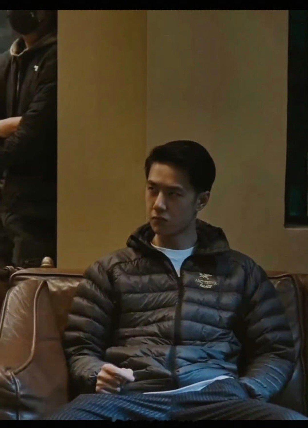 穿排骨羽绒服也很靓的仔王一博💚💚排骨羽绒服