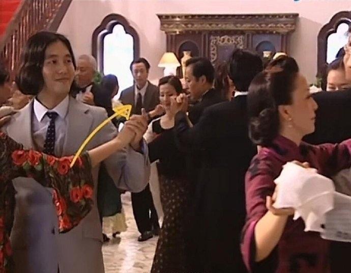 刘亦菲妈妈居然在金粉世家里客串过，她这颜值简直比女儿还高！