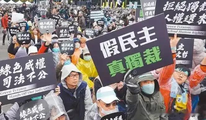 绿营砸30亿玩罢免游戏！岛内怒斥：钱都去哪了？2025年8月17日，台湾立