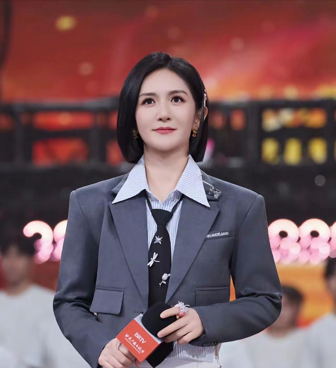 终于明白央视为啥选谢娜！有人说谢娜“拿不出手”，也有人说四川挑不出主持人了，其