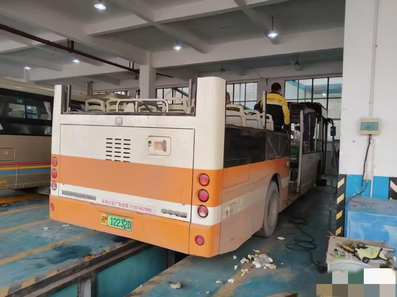 永州夺冠的“第一个受害者”来了！有永州网友调侃道:永州的公交车是受伤最深的。开