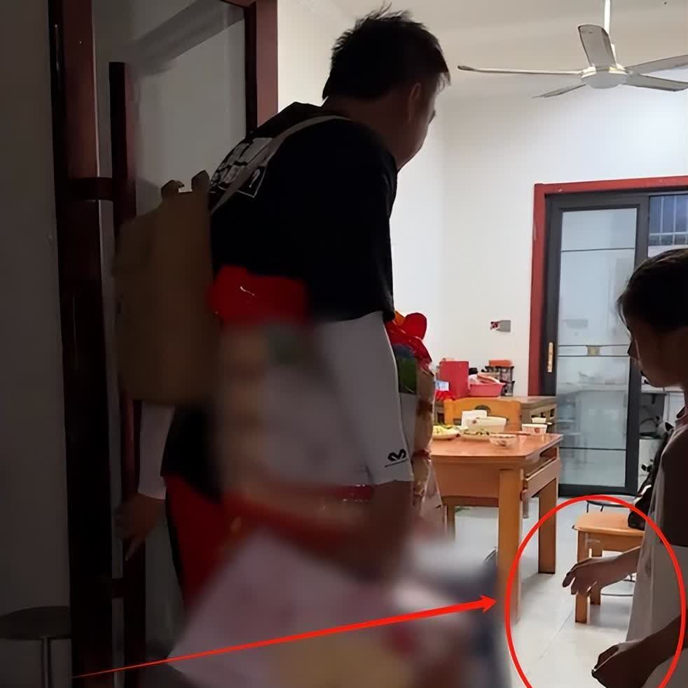 5月28日，一男子在必经之路拦住了一位送外卖的女孩，并提出要去她家吃饭的请求。在