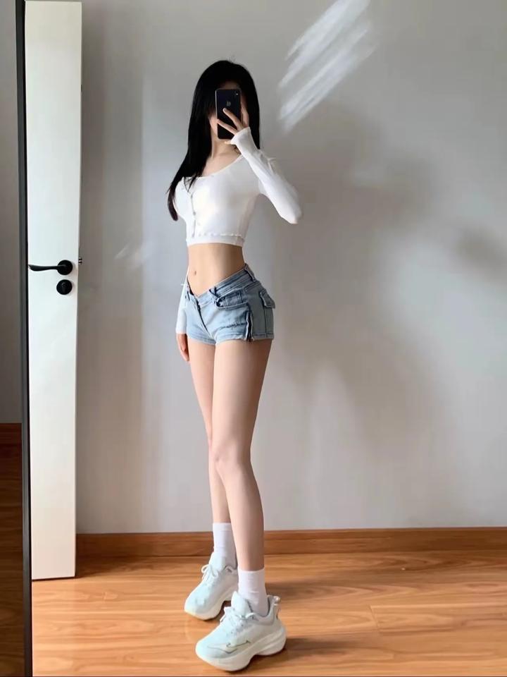 清新夏日穿搭，白色上衣+牛仔短裤，活力满满！🌞👗👠