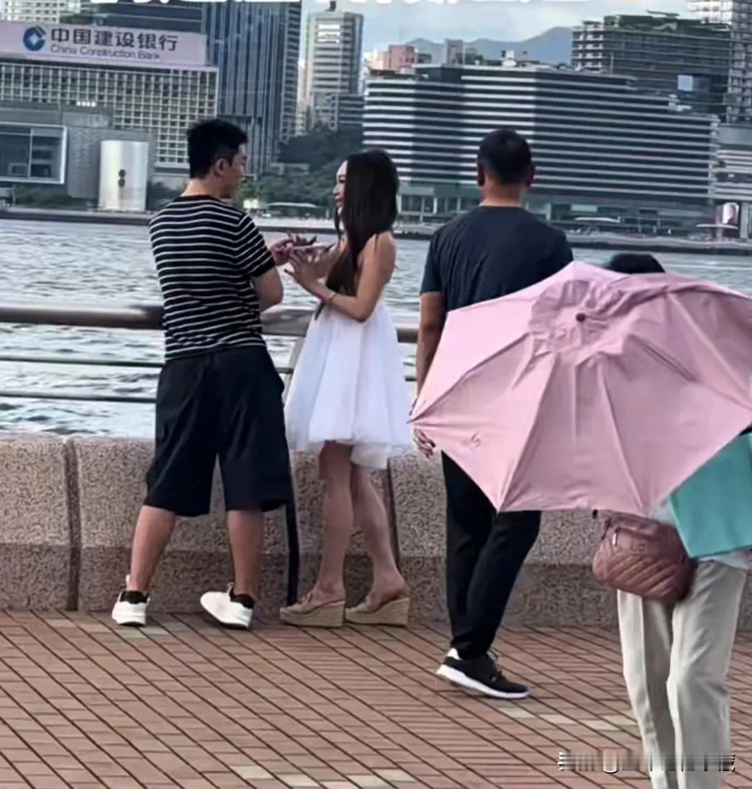 温碧霞和老公何祖光还有儿子何国伦在海边拍照游玩被偶遇！近日，一身雪白吊带公主裙的