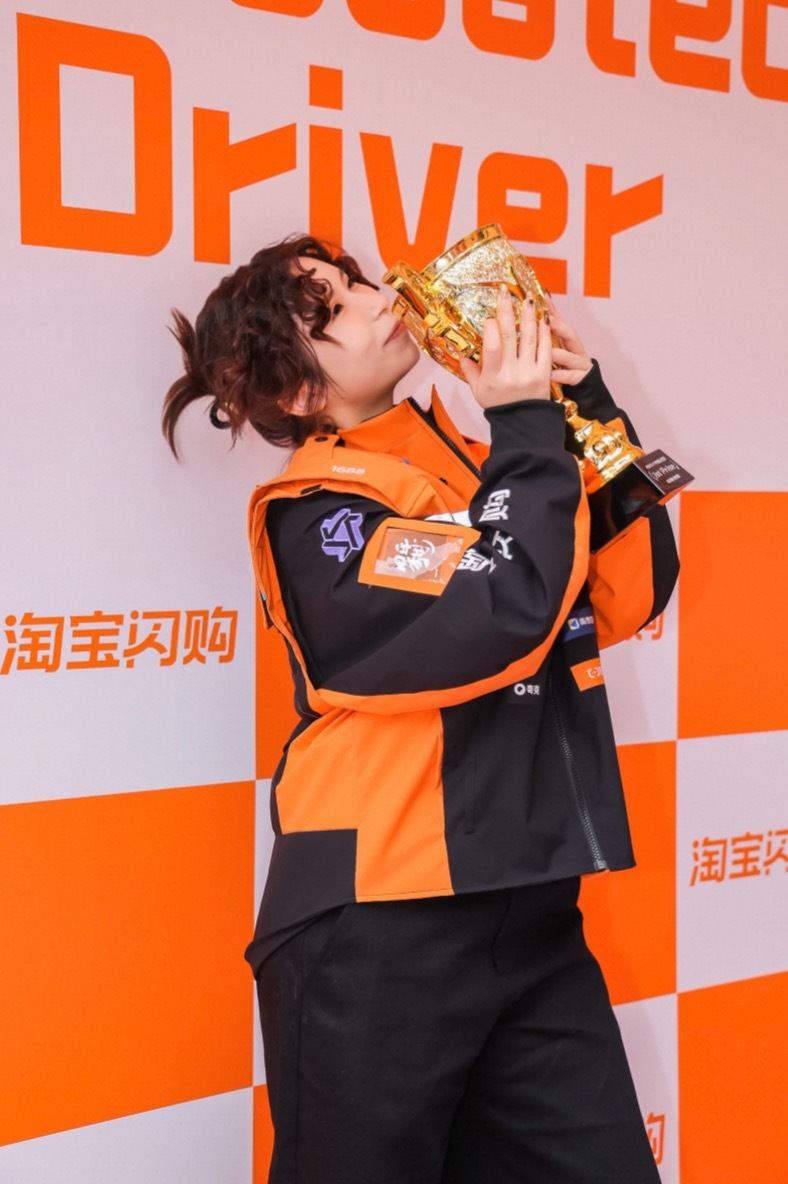 之前谁说上海是迈凯伦痛城来着？现在我不站这个观点了！看了F1决赛现场照发现，围场