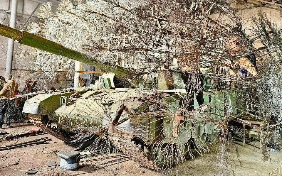 俄军“蒲公英坦克”投入战场！相信你没见过！俄乌战场如今早已不是传统装甲对决的