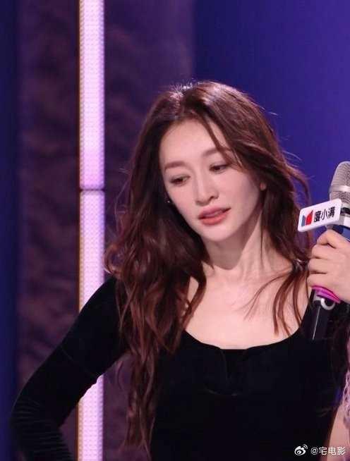 李小冉初舞台高定黑天鹅李小冉黑天鹅李小冉一袭黑裙登场，身姿舒展气质清冷，宛如一只