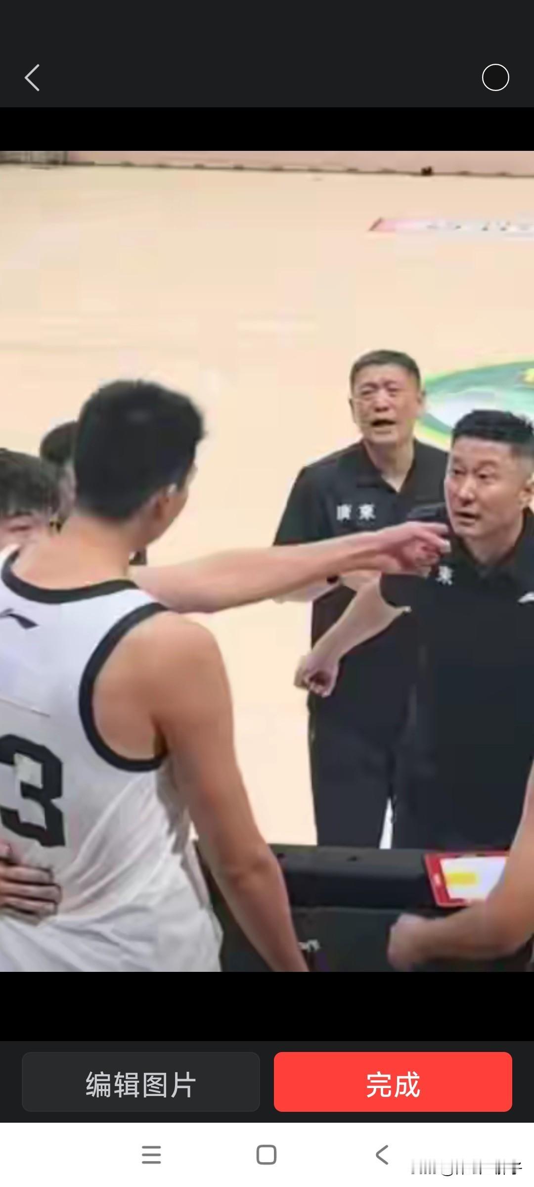 聘请外籍主教练替代杜峰，是广东宏远俱乐部老板，包括总经理朱芳雨还是会给杜峰留一丝