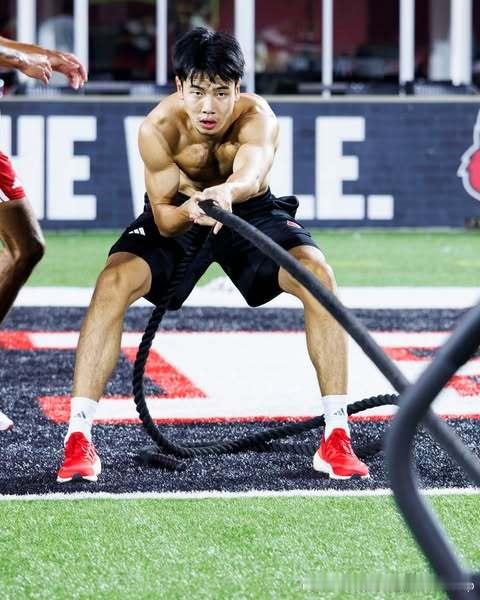 张博源确实壮了不少，继续加油👏NCAA张博源中国男篮​​​