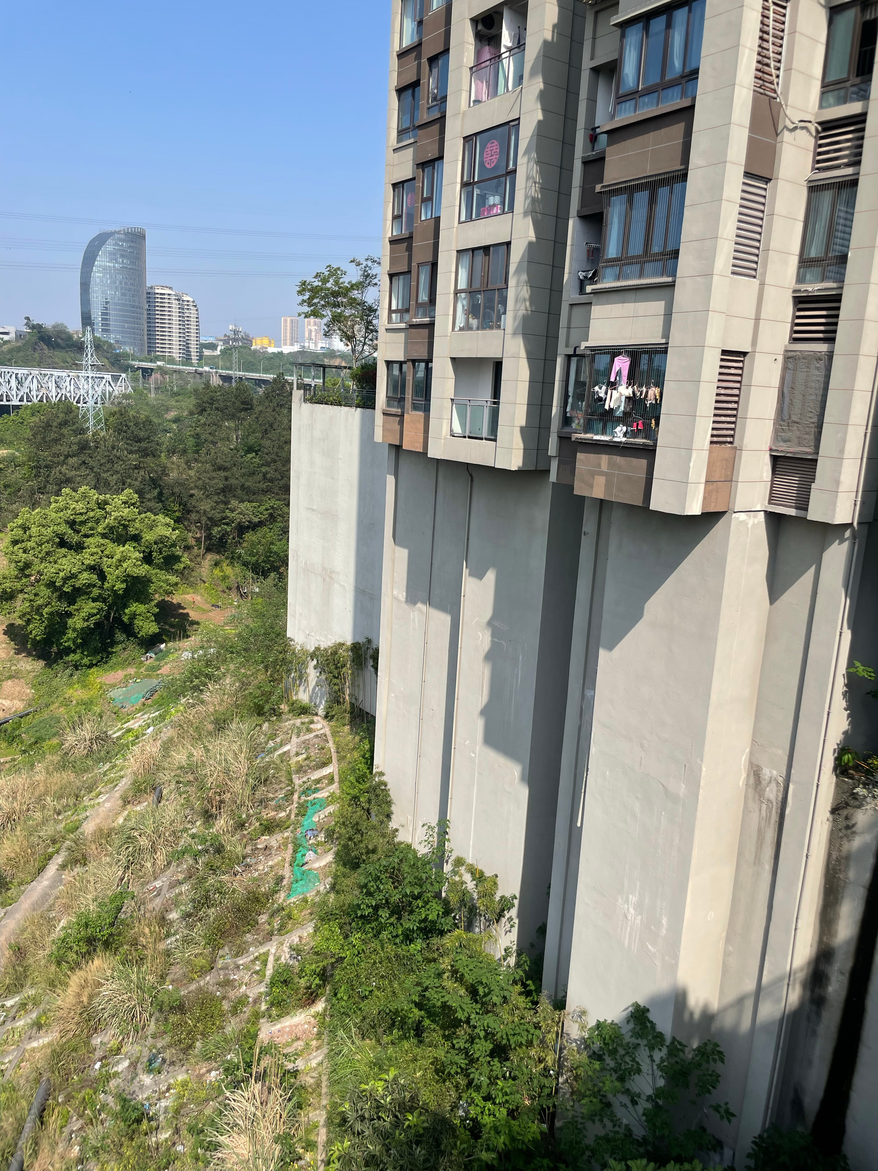 看到这张图就明白了：在重庆你认为的一楼，从另一个角度看却是N楼！