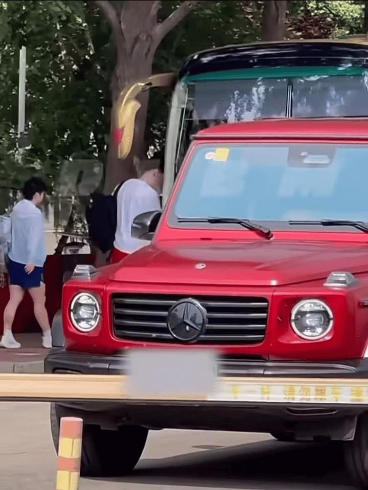 莎莎真是心无旁贷，她楚钦哥红色大G即使招摇的从她身边掠过，照样无动于衷。换一般