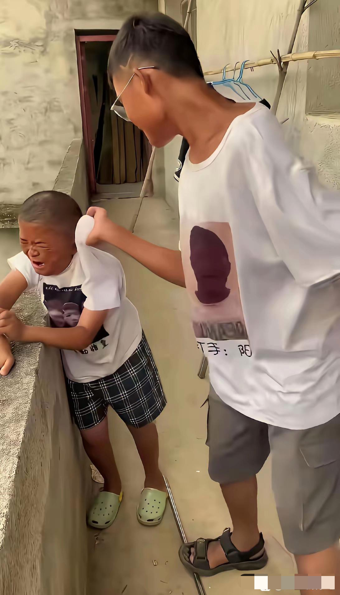 没想到过去这么多年了，范小勤这个子还是没长啊，哥哥还是比他高那么多，同样是亲兄弟，吃一锅饭长大的，为