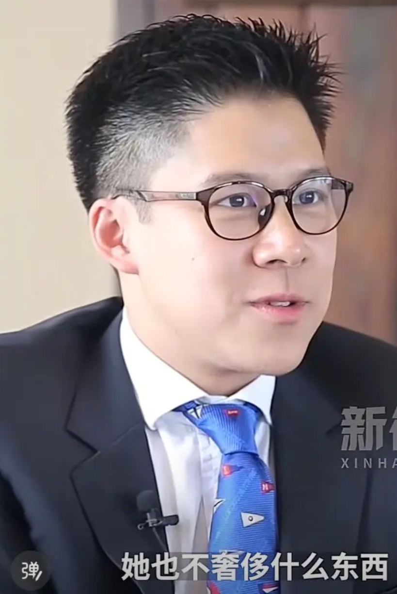 霍启刚说：晶晶一个人来到香港很不容易，她从不去奢侈品店买东西，最怕的就是去米其林
