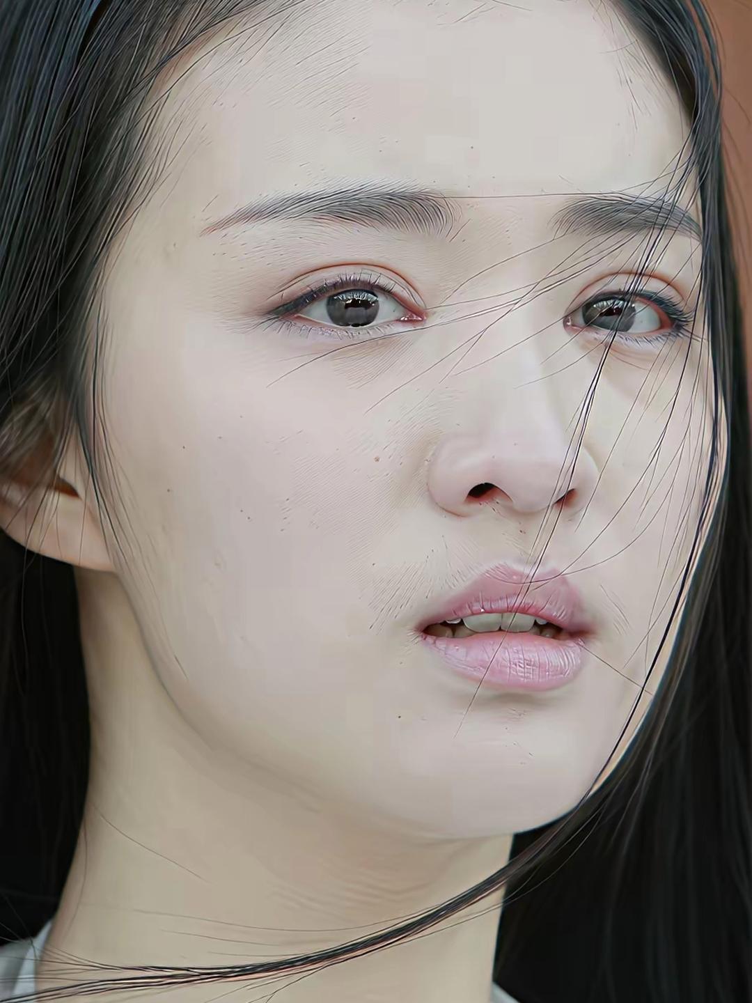 王楚然确实更适合浓妆，一素颜，鼻子那块的缺陷就很明显了。