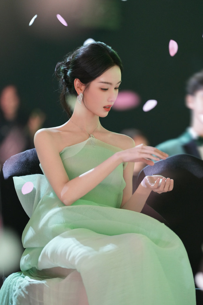 陈都灵浓妆淡抹总相宜陈都灵星光大赏两套造型工作室又出图啦，家嘟真的淡妆浓抹总相